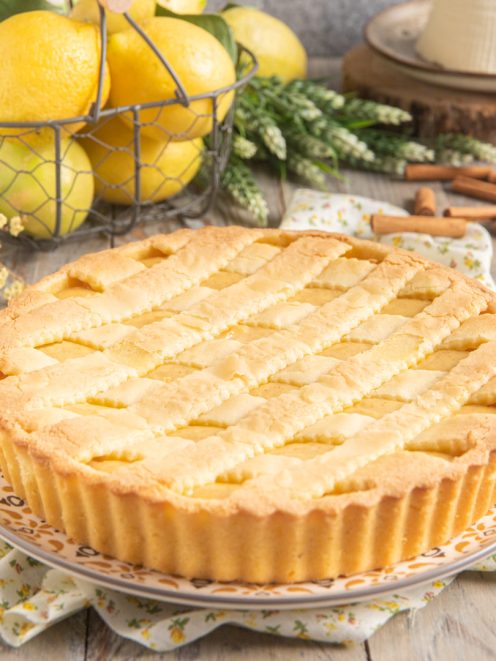 Torta di ricotta lucana con reticolo di pasta frolla dorata e ripieno cremoso