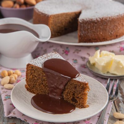 Torta grigna a fette con salsa al cioccolato colante e zucchero a velo
