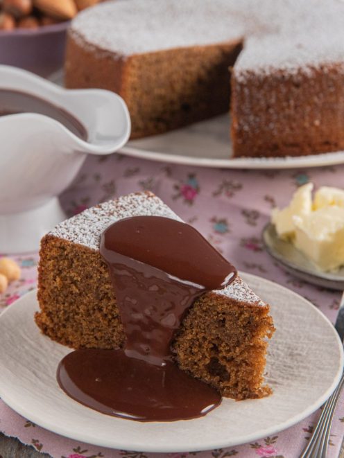 Torta grigna a fette con salsa al cioccolato colante e zucchero a velo