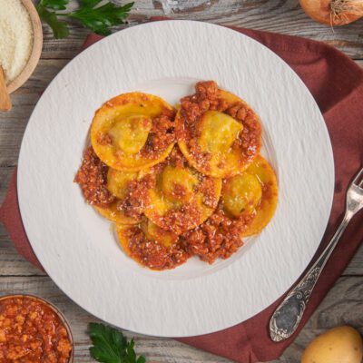 Tortelli di patate mugellani conditi con ragù di carne e parmigiano grattugiato