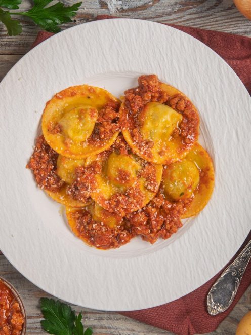 Tortelli di patate mugellani conditi con ragù di carne e parmigiano grattugiato