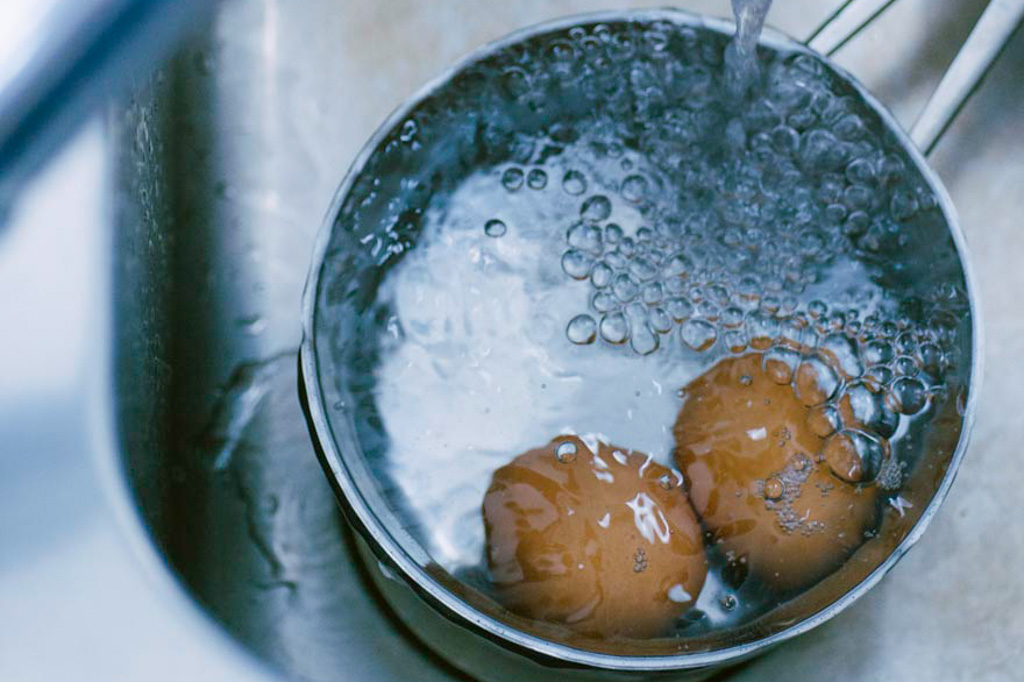Uova raffreddate in acqua ghiacciata per bloccare la cottura