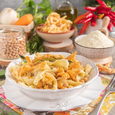 Ciceri e tria con ceci in salsa e tria fritta croccante, guarnita con rosmarino e alloro