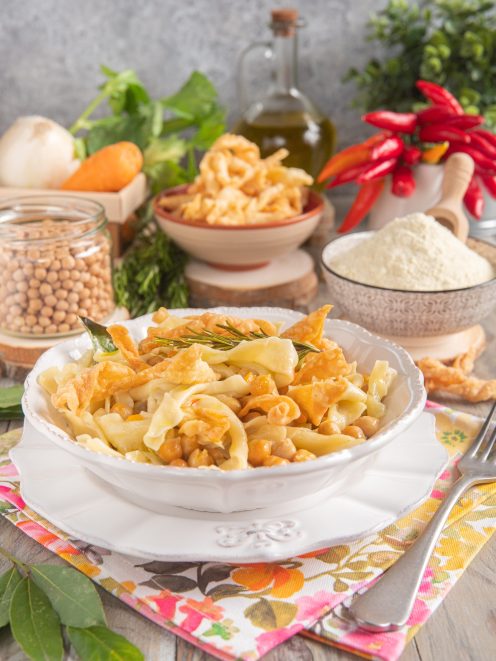 Ciceri e tria con ceci in salsa e tria fritta croccante, guarnita con rosmarino e alloro