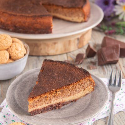 Crescionda spoletina a fette con strati di cioccolato e amaretti ben visibili