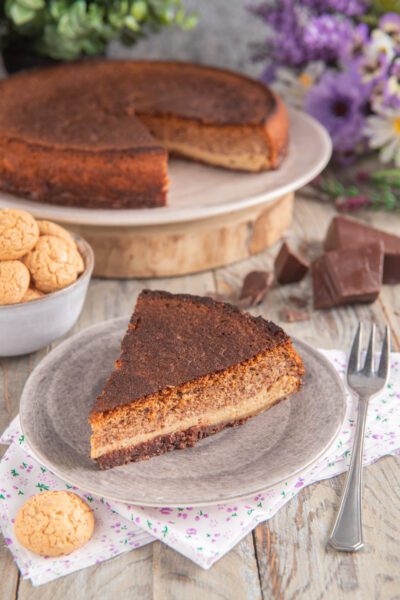 Crescionda spoletina a fette con strati di cioccolato e amaretti ben visibili