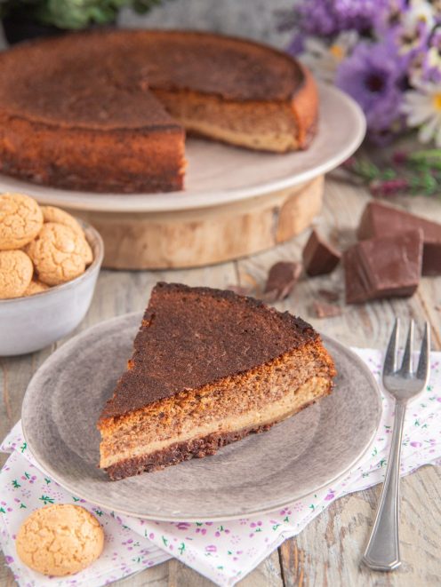 Crescionda spoletina a fette con strati di cioccolato e amaretti ben visibili