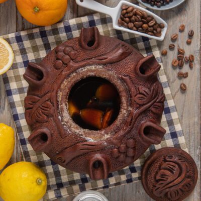 Grolla dell'amicizia in terracotta con scorze d'arancia, caffè in grani, cannella e liquore