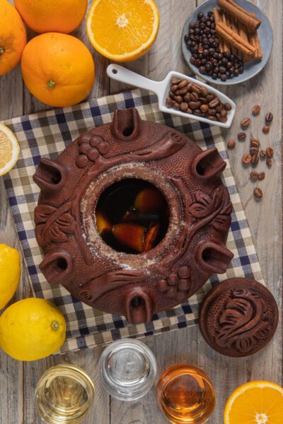 Grolla dell'amicizia in terracotta con scorze d'arancia, caffè in grani, cannella e liquore