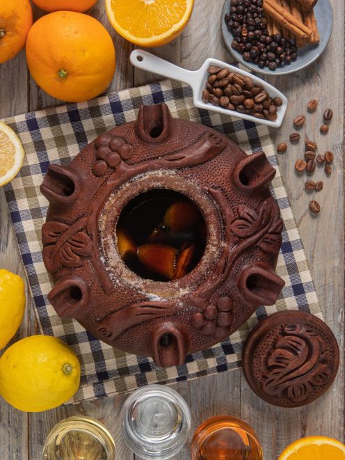Grolla dell'amicizia in terracotta con scorze d'arancia, caffè in grani, cannella e liquore