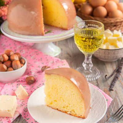 Fetta di milk pan con glassa lucida al caramello e interno soffice e dorato