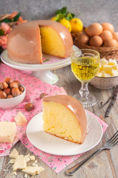 Fetta di milk pan con glassa lucida al caramello e interno soffice e dorato
