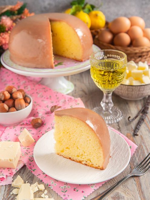 Fetta di milk pan con glassa lucida al caramello e interno soffice e dorato