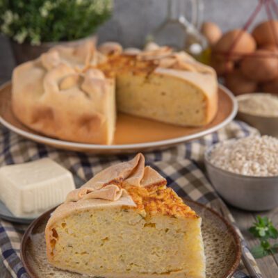 Torta di riso salata alla genovese con crosta dorata, fetta servita in primo piano
