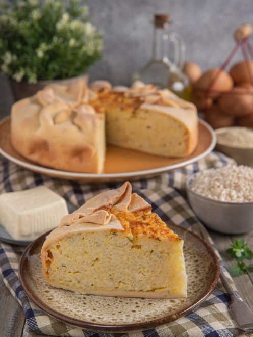 Torta di riso salata alla genovese con crosta dorata, fetta servita in primo piano