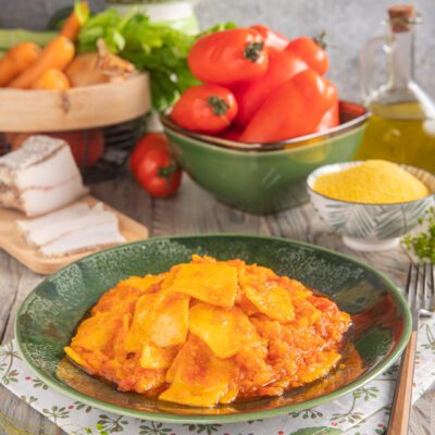 Crestaiate al sugo finto adagiate nel piatto con salsa di pomodoro densa e avvolgente
