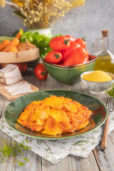 Crestaiate al sugo finto adagiate nel piatto con salsa di pomodoro densa e avvolgente