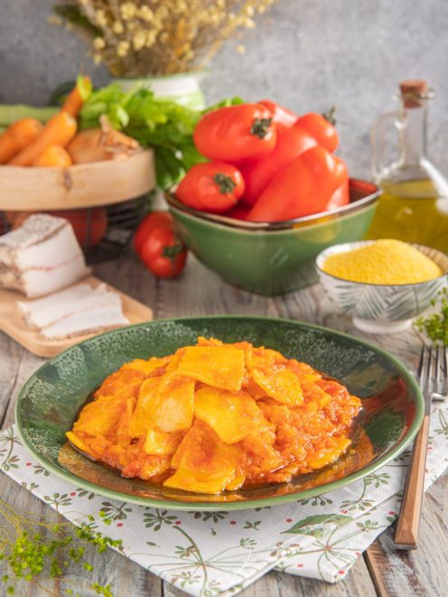 Crestaiate al sugo finto adagiate nel piatto con salsa di pomodoro densa e avvolgente