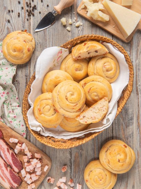 Lumachelle orvietane a spirale in un cesto, con una tagliata a mostrare l'interno farcito di pancetta