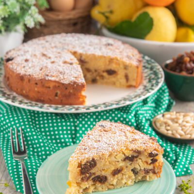 Torta putana a fette con fichi e uvetta, spolverata di zucchero a velo