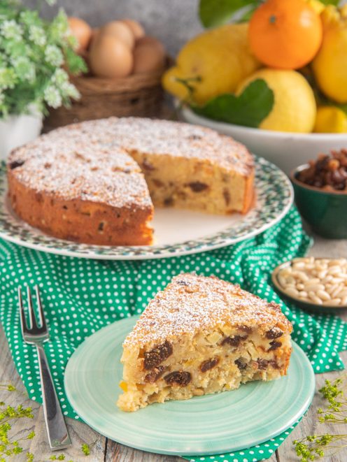 Torta putana a fette con fichi e uvetta, spolverata di zucchero a velo