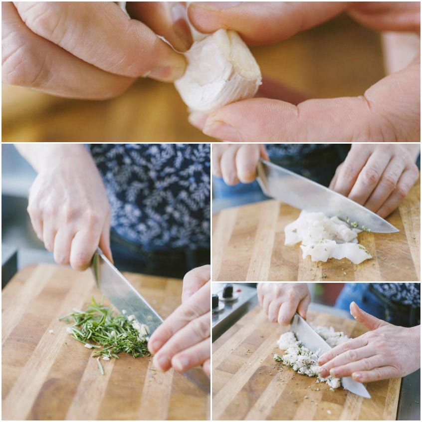 Mani sbucciano e tritano lardo con rosmarino e aglio fino a ottenere un trito fine
