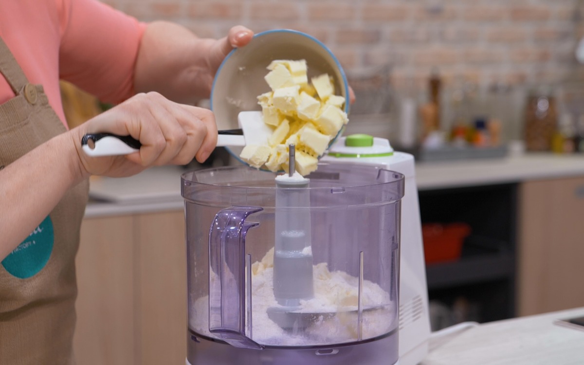 Cubetti di burro freddo versati nel food processor già contenente la farina