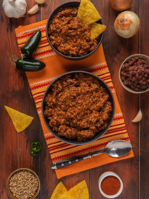 Chili servito nel piatto in accompagnamento ai nachos