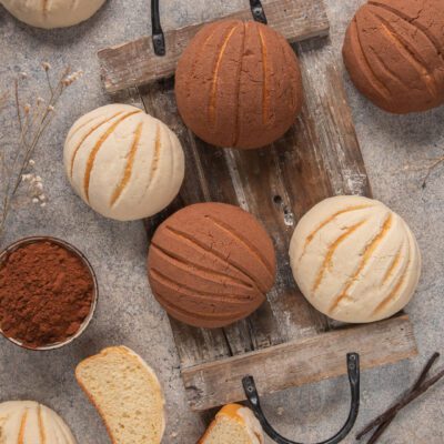 Conchas vaniglia e cacao con la loro superficie striata, alcune tagliate a meta per mostrare la mollica