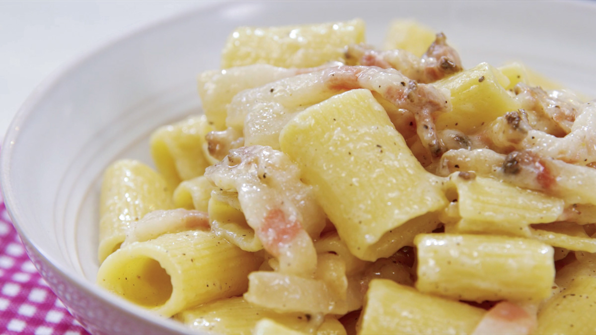 Rigatoni alla gricia mantecati con guanciale e pecorino cremoso, spolverati di pepe nero