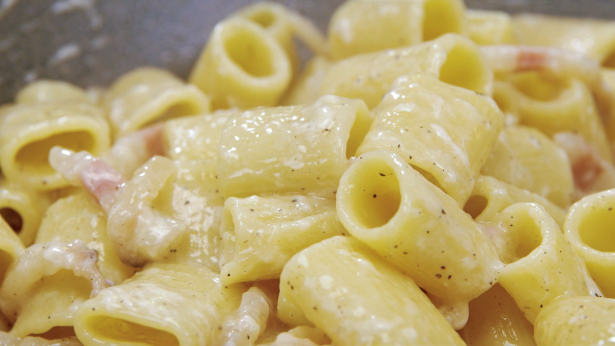 Rigatoni alla gricia mantecati con guanciale e pecorino, spolverati di pepe nero