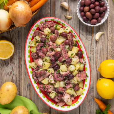 Insalata di polpo e patate con olive nere e prezzemolo tritato