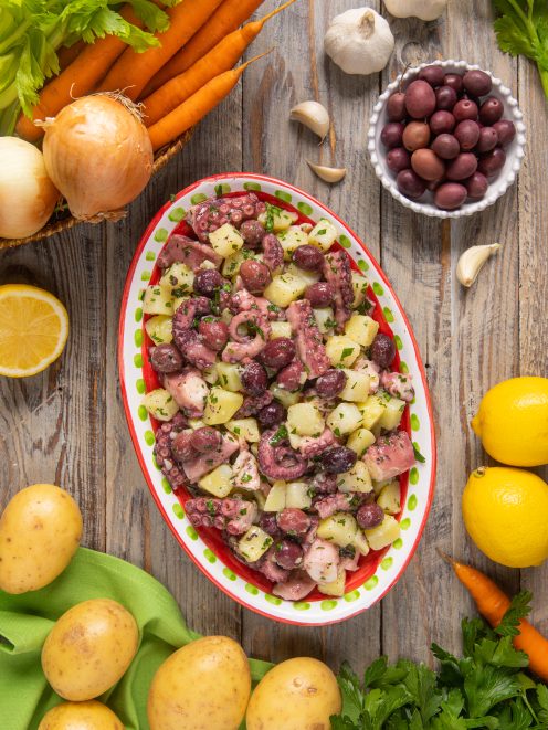Insalata di polpo e patate con olive nere e prezzemolo tritato