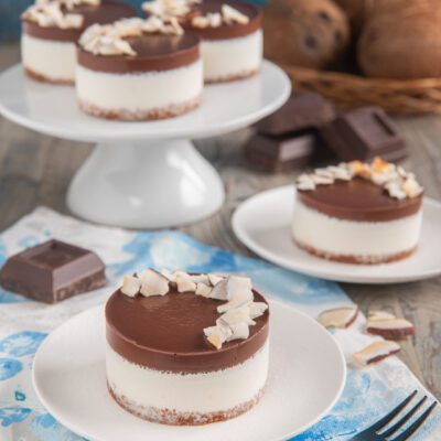Mini cheesecake senza glutine cocco e cioccolato con copertura lucida e scaglie di cocco tostato