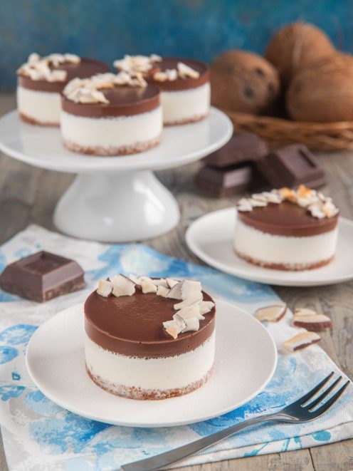 Mini cheesecake senza glutine cocco e cioccolato con copertura lucida e scaglie di cocco tostato