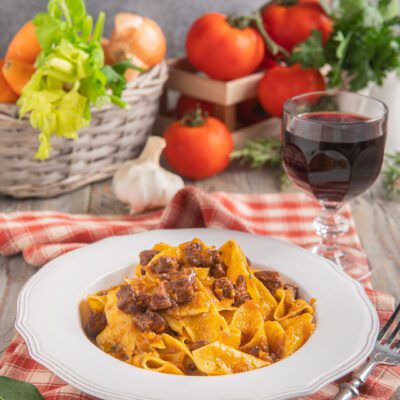 Pappardelle al sugo di cinghiale con ragù ricco e pezzi di carne ben visibili