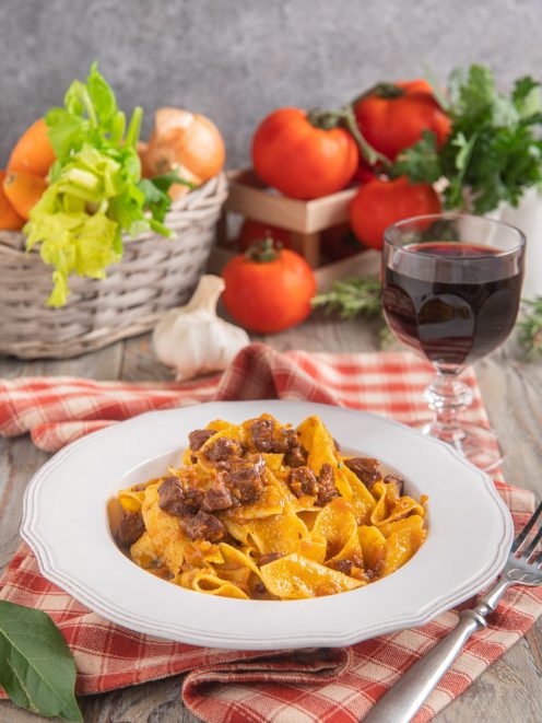 Pappardelle al sugo di cinghiale con ragù ricco e pezzi di carne ben visibili