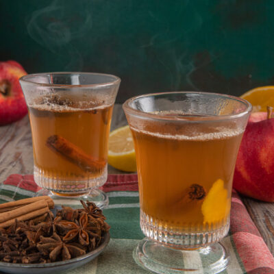 Punch analcolico al succo di mela fumante con anice stellato, cannella e scorza d'arancia