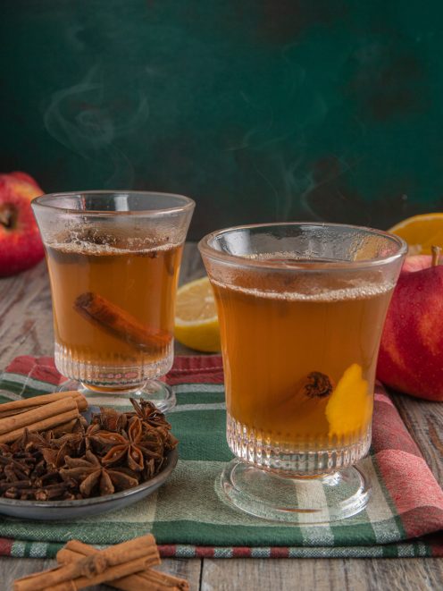 Punch analcolico al succo di mela fumante con anice stellato, cannella e scorza d'arancia