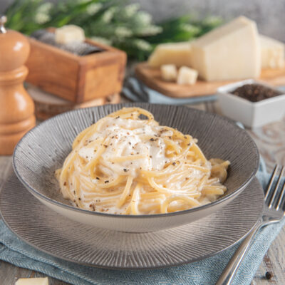 Spaghetti cacio e pepe avvolti in crema di pecorino e spolverati di pepe nero