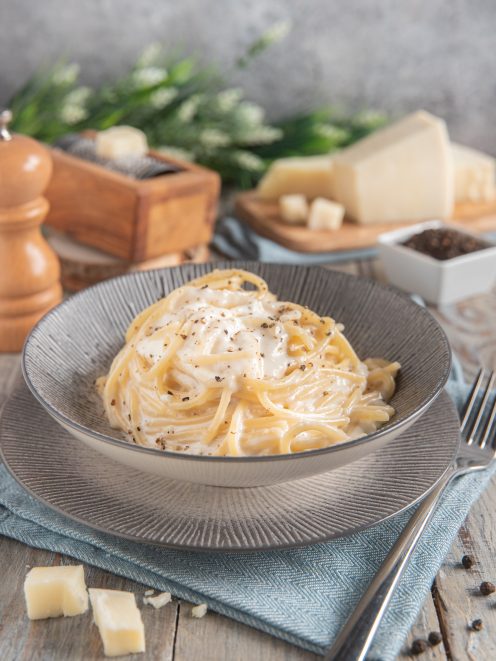 Spaghetti cacio e pepe avvolti in crema di pecorino e spolverati di pepe nero