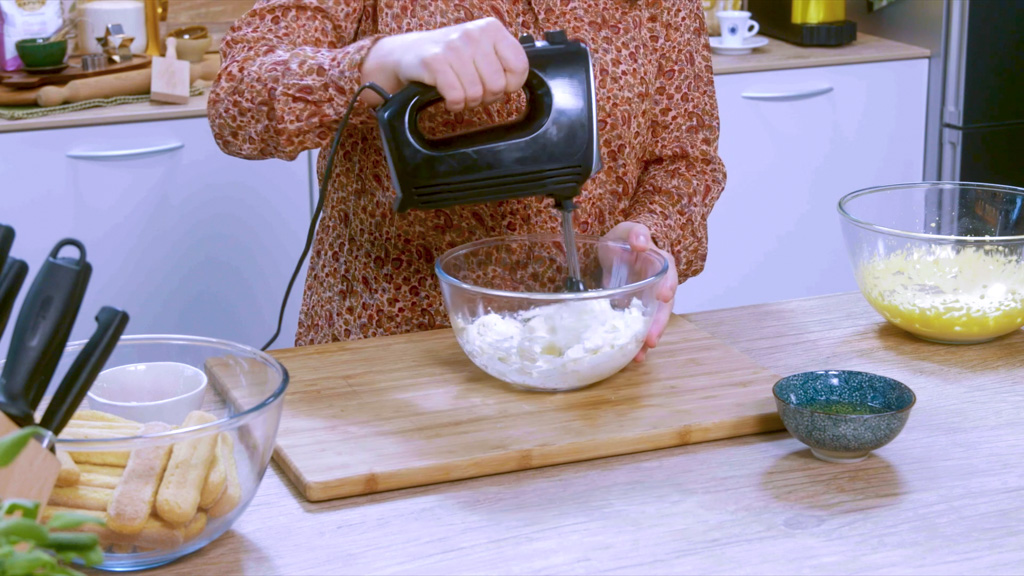 Mascarpone lavorato a crema liscia e compatta con i tuorli montati