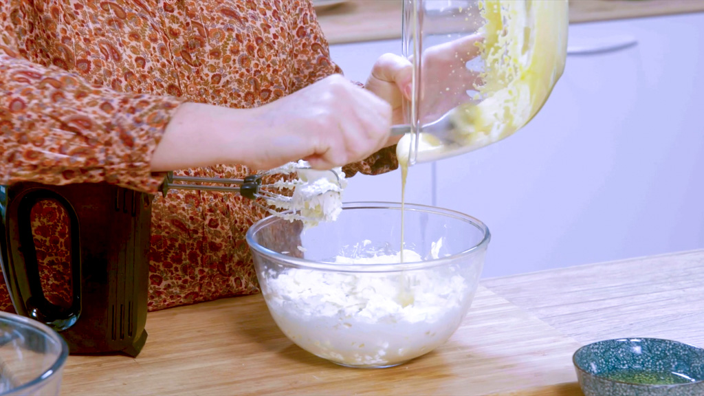 Albumi montati a neve ferma e lucida nella ciotola, pronti per la crema al mascarpone