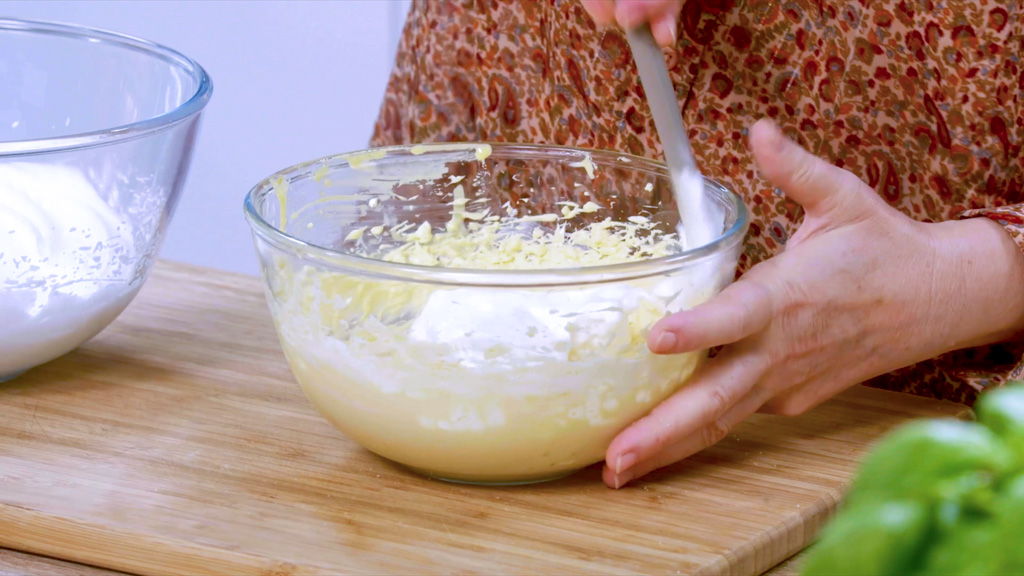 Albumi montati incorporati alla crema di mascarpone con movimenti delicati dal basso verso l'alto