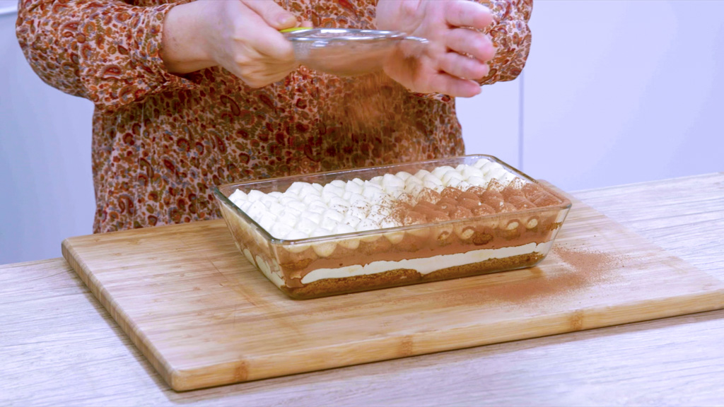 Tiramisù finito pronto per il riposo in frigorifero