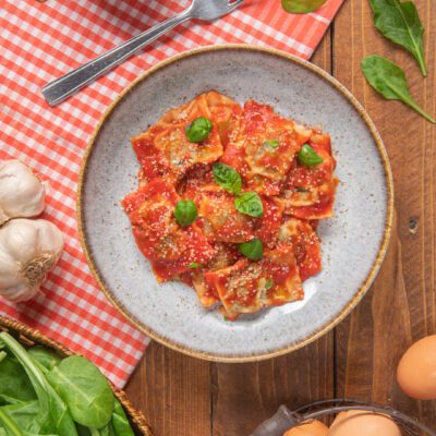 Tordelli alla massese al sugo di pomodoro con basilico fresco e parmigiano grattugiato