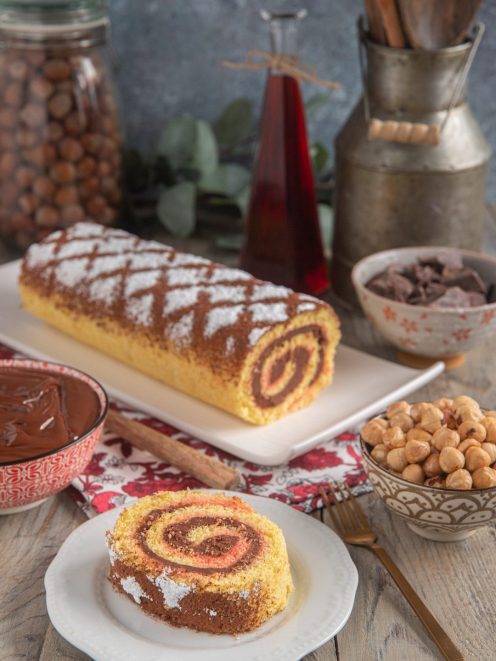Tortiglione ferrarese intero e a fette con spirale di crema alla nocciola e glassa rosa