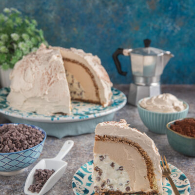 Zuccotto al caffè a cupola con crema al mascarpone, cacao e cuore di gelato alle gocce di cioccolato