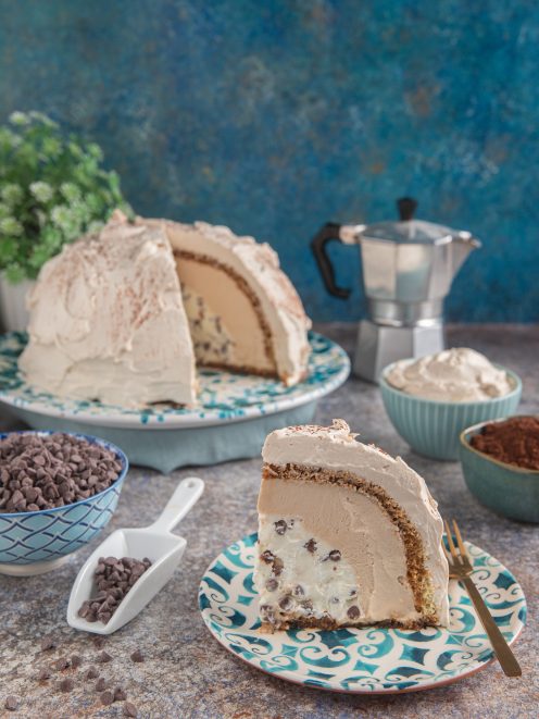 Zuccotto al caffè a cupola con crema al mascarpone, cacao e cuore di gelato alle gocce di cioccolato