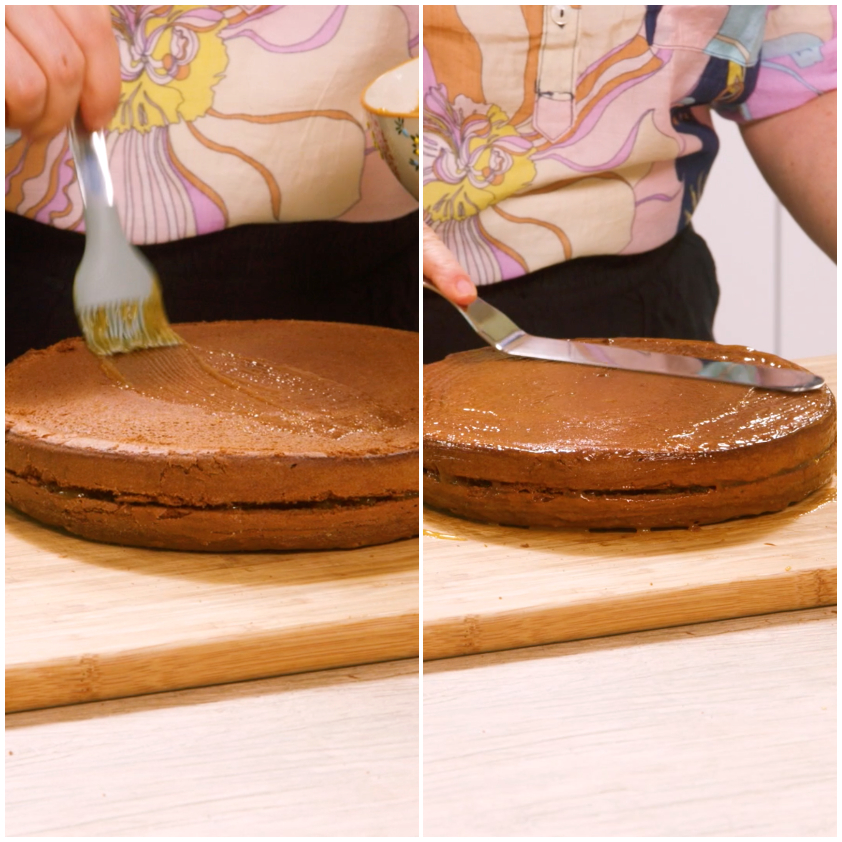 Confettura di albicocche spennellata sulla superficie della Sachertorte e distribuita con una spatola